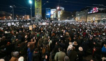 Serbie : des dizaines de milliers de personnes manifestent pour demander des comptes aux dirigeants à la suite d'un drame survenu dans une gare