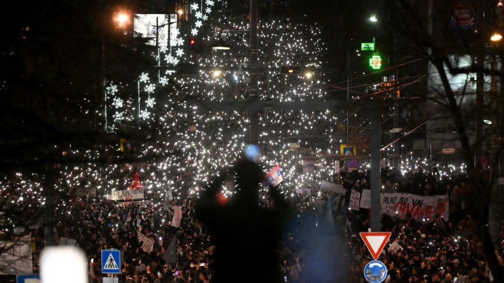 En Serbie, une marée humaine défile à Belgrade contre le gouvernement après un drame dans une gare