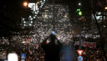 En Serbie, une marée humaine défile à Belgrade contre le gouvernement après un drame dans une gare