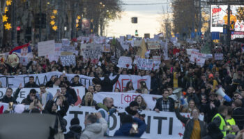 Des dizaines de milliers de manifestants se rassemblent en Serbie après un drame dans une gare