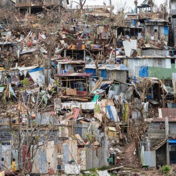 Des maisons endommagées dans la ville de Mamoudzou sur l'archipel français de Mayotte dans l'océan Indien, après que le passage du cyclone Chido, le 22 décembre 2024