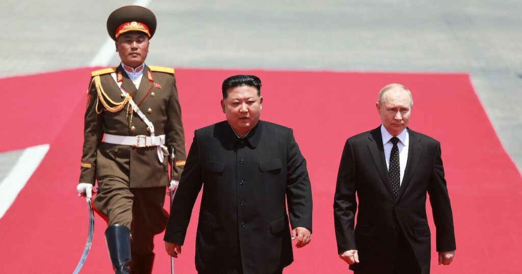 Le président russe Vladimir Poutine est reçu par le dirigeant nord-coréen Kim Jong Un lors d'une cérémonie sur la place Kim Il Sung à Pyongyang, le 19 juin 2024