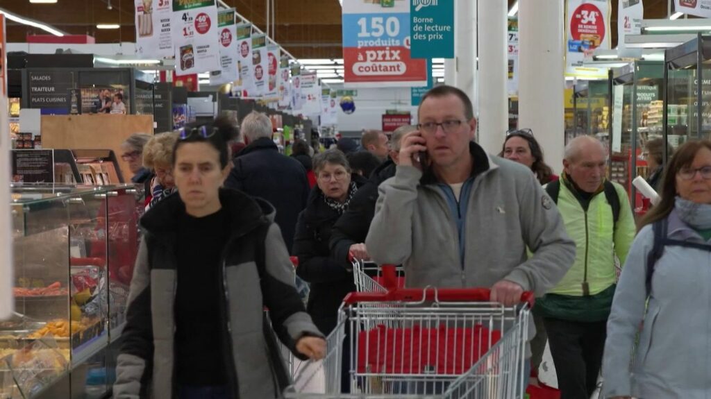 VIDEO. A la veille de Noël, les grandes surfaces prises d'assaut pour préparer le réveillon