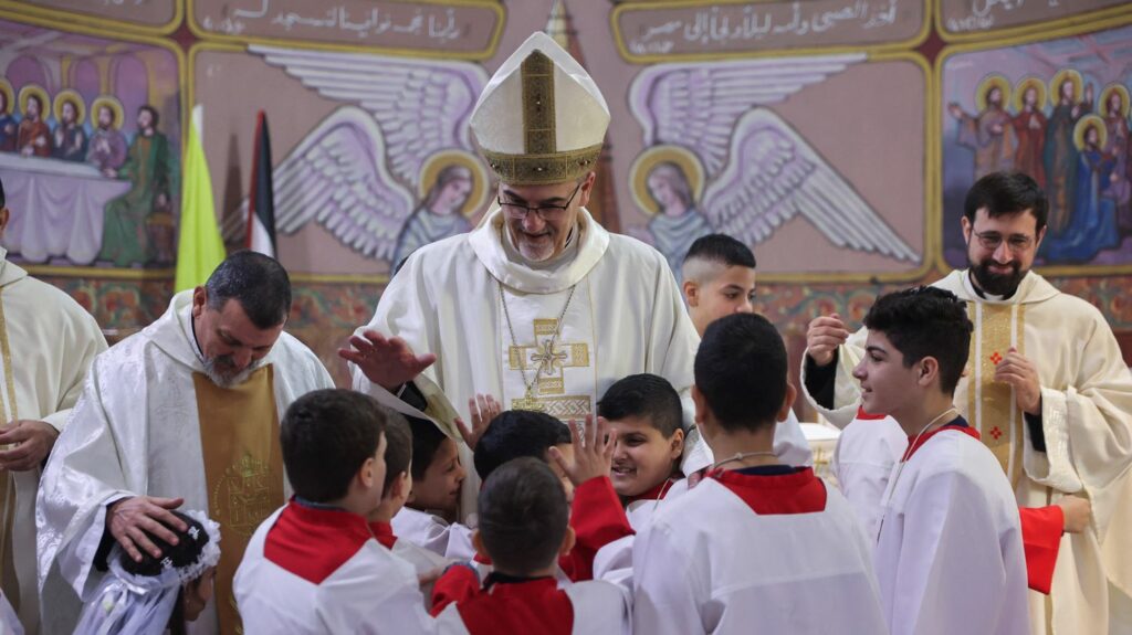 TÉMOIGNAGE. "Des enfants pieds nus au milieu des ruines" : de retour de Gaza après une messe, le patriarche latin de Jérusalem raconte la vie "très dure" dans l'enclave