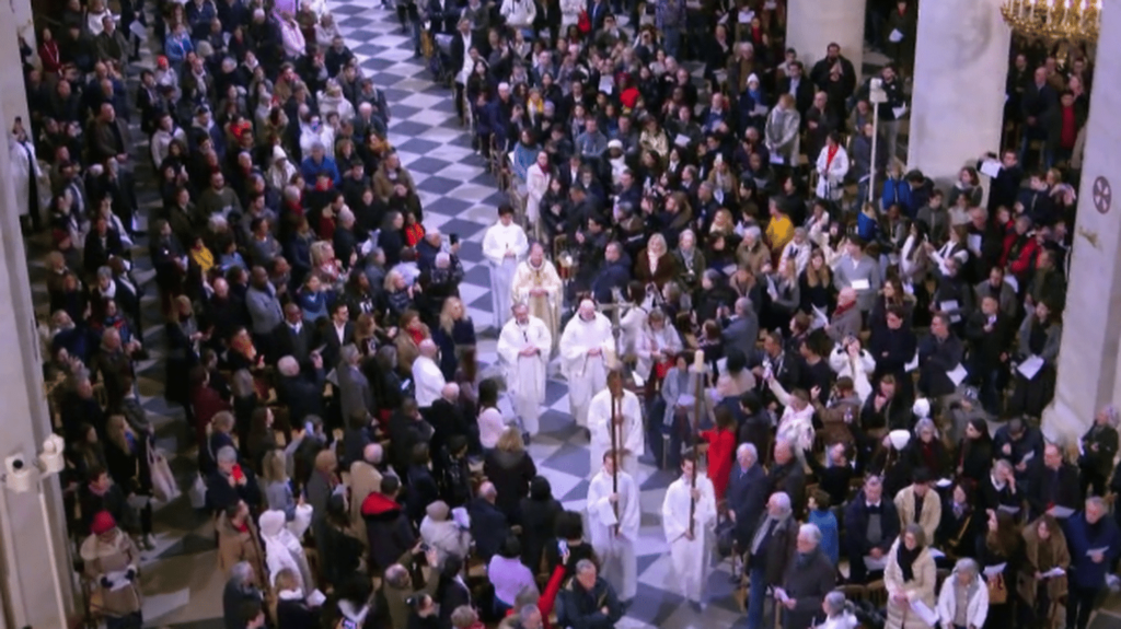 VIDEO. Réouverture de Notre-Dame de Paris : de nombreux fidèles aux premières messes de Noël depuis cinq ans