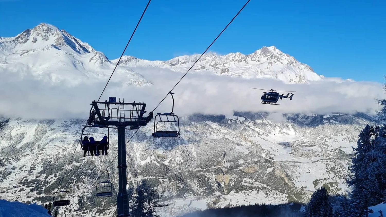 Savoie : 107 skieurs évacués par hélicoptère après une panne sur un télésiège à La Norma