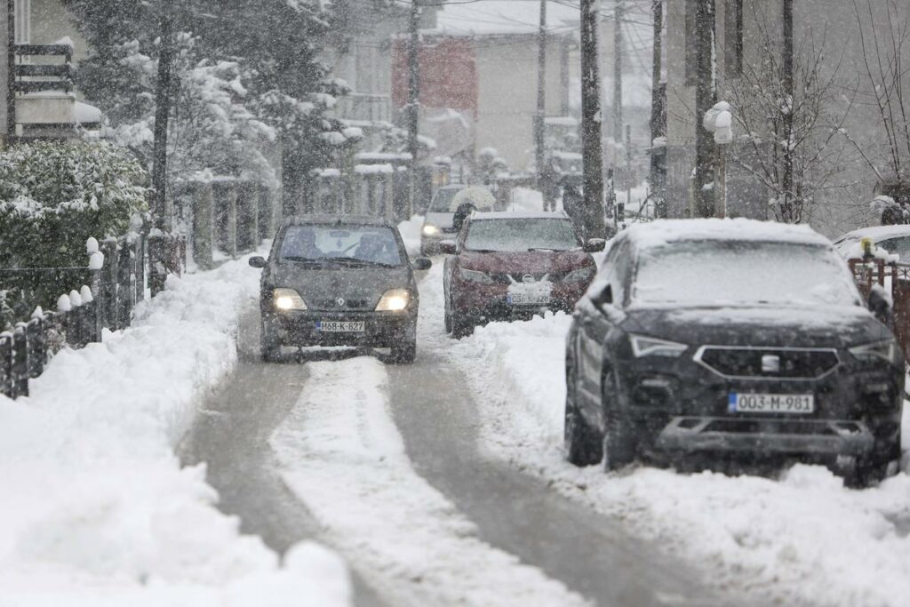 Tempête de neige en Bosnie : des dizaines de milliers de foyers toujours privés d’électricité