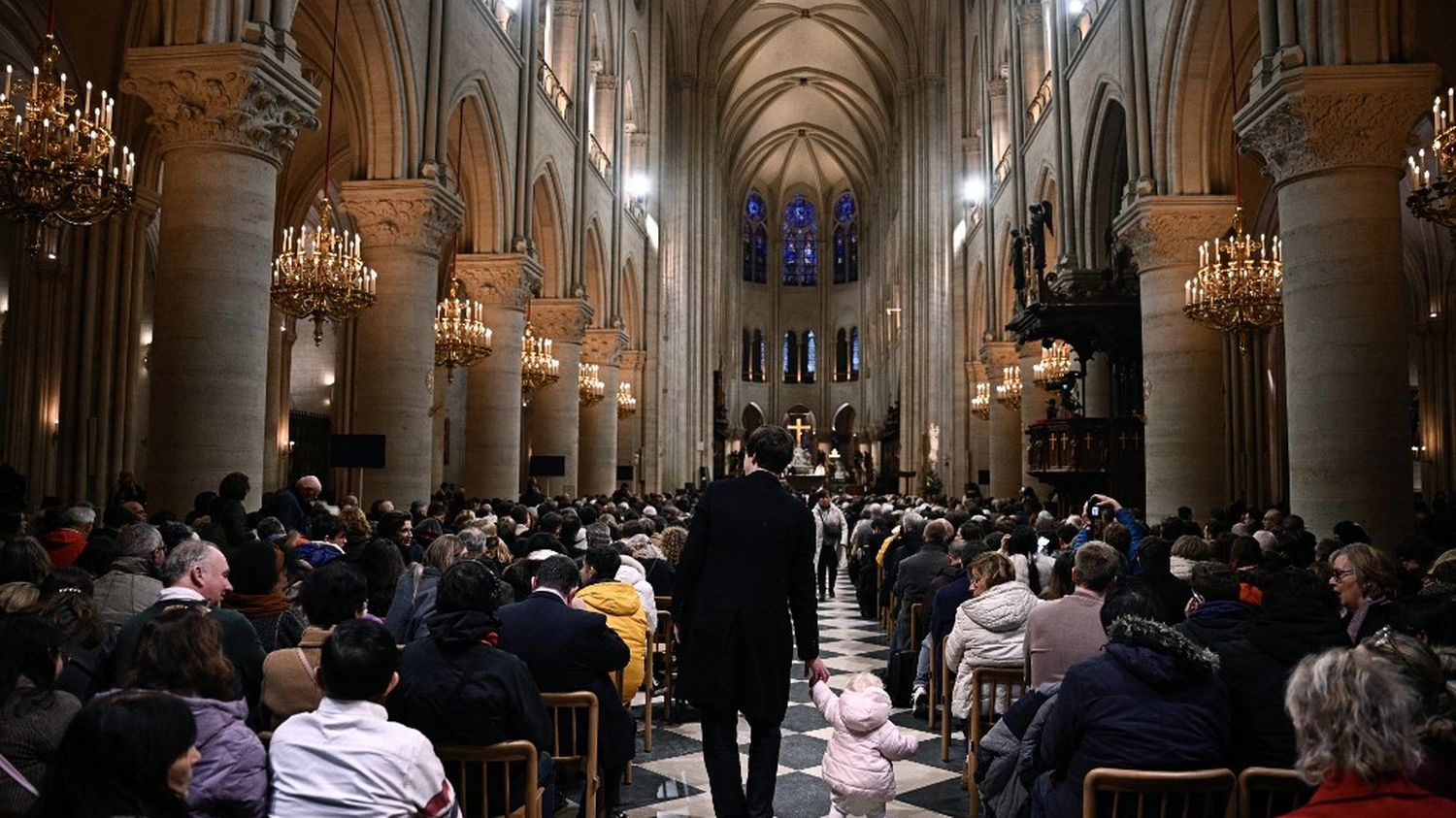 "C'était une évidence" : les fidèles se pressent à Notre-Dame de Paris pour les premières messes de Noël en public depuis la réouverture