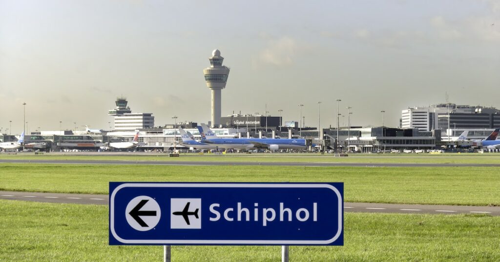 Vue d'ensemble avec panneau de signalisation à l'aéroport de Schiphol, à Amsterdam, aux Pays-Bas.