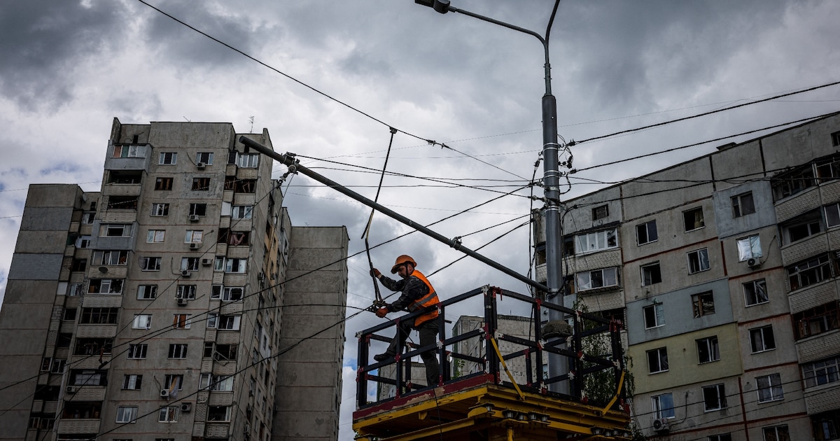 Depuis le début de la guerre en février 2022, la Russie a gravement endommagé le réseau électrique de l'Ukraine en le bombardant à répétition, ce qui provoque des coupures de courant régulières