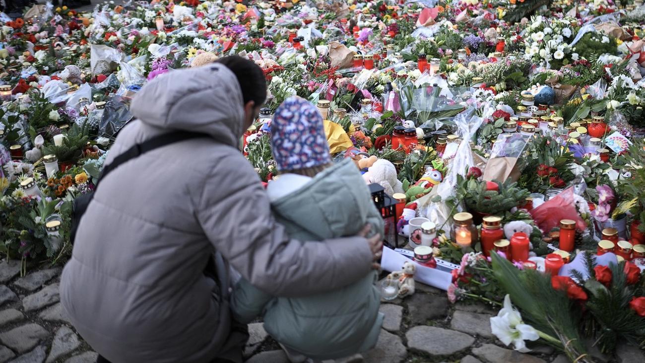 Magdeburg: Menschen trauern an Heiligabend um Opfer von Attentat