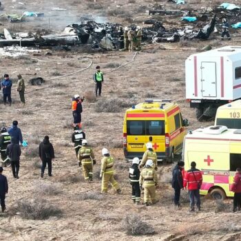 29 Menschen überlebten den Absturz teilweise schwer verletzt. Foto: Azamat Sarsenbayev/AP/dpa