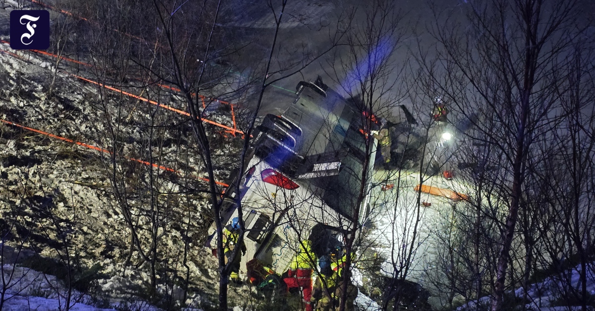 Von der Straße abgekommen: Tote und Verletzte bei Busunglück in Norwegen