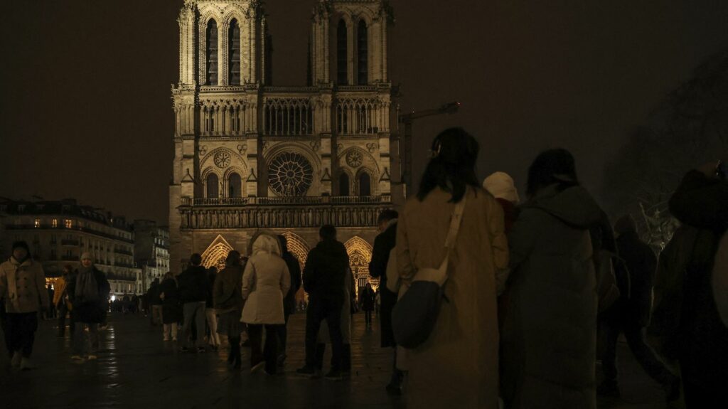 EN IMAGES. Des milliers de personnes réunies à Notre-Dame de Paris pour les premières messes de Noël depuis la réouverture de la cathédrale