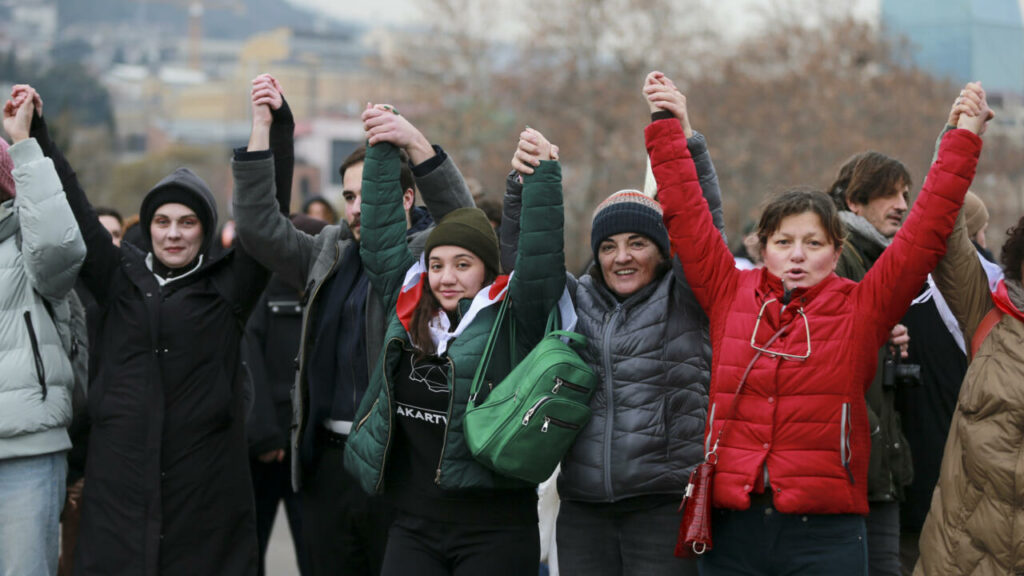 En Géorgie, les manifestants forment une chaîne humaine avant l'investiture du président contesté