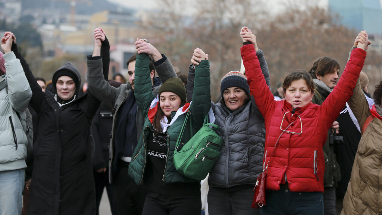 En Géorgie, les manifestants forment une chaîne humaine avant l'investiture du président contesté