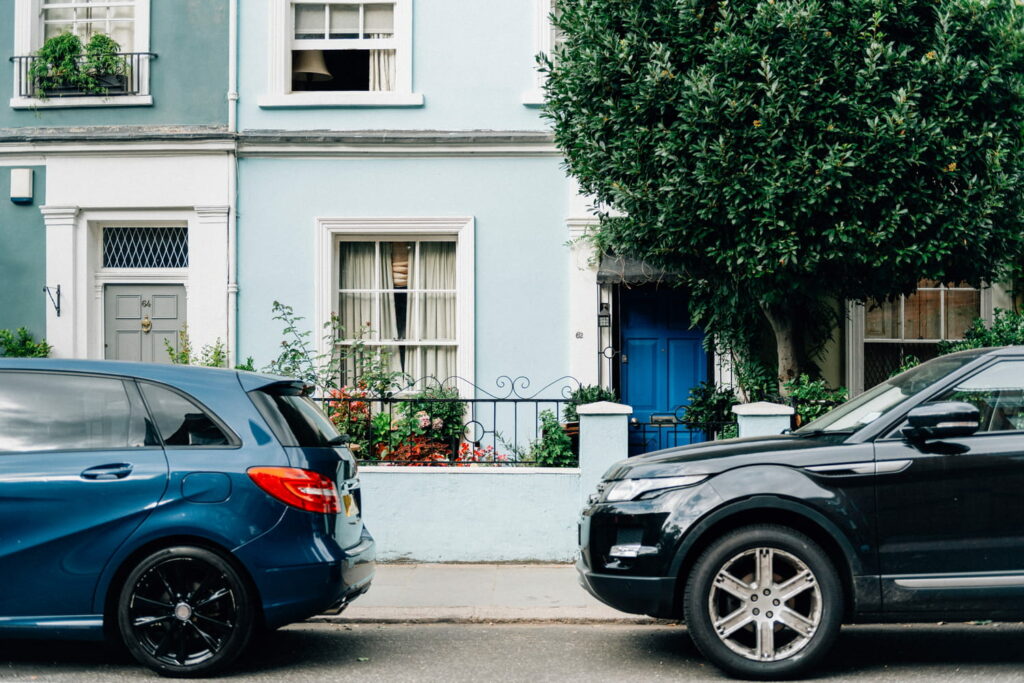 "J'ai reçu une amende pour avoir garé ma voiture devant chez moi" – cette règle que personne ne connaît