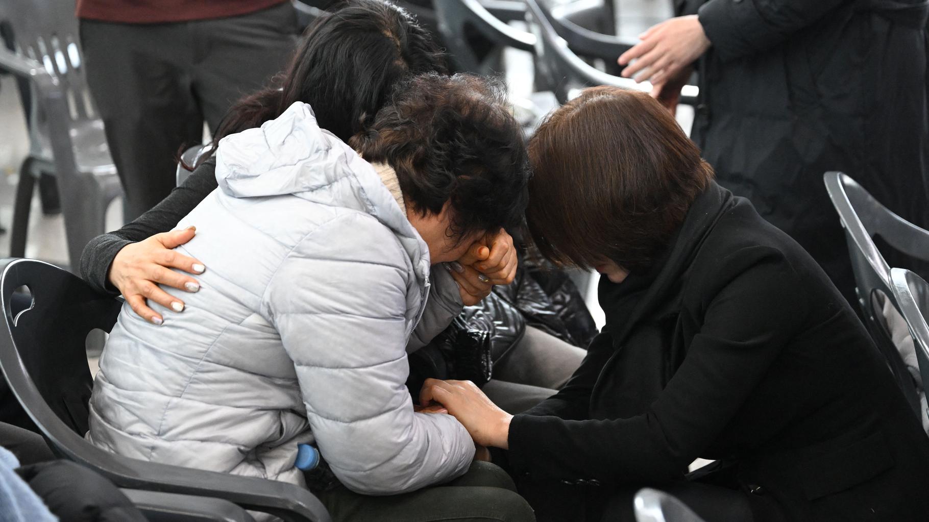 Crash en Corée du Sud : les familles en deuil et dévastées attendent à l’aéroport