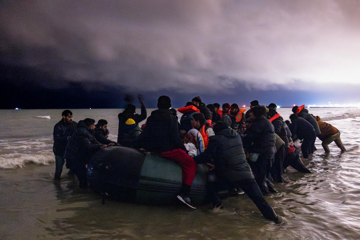 Un corps repêché sur une plage du Pas-de-Calais, au lendemain du décès de trois migrants qui tentaient de traverser la Manche