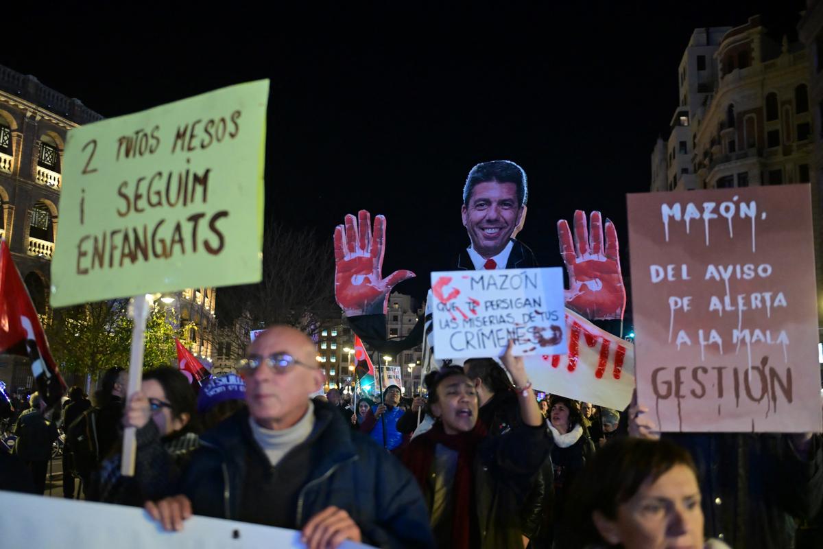 80 000 manifestants dans les rues de Valence pour dénoncer la gestion des inondations meurtrières