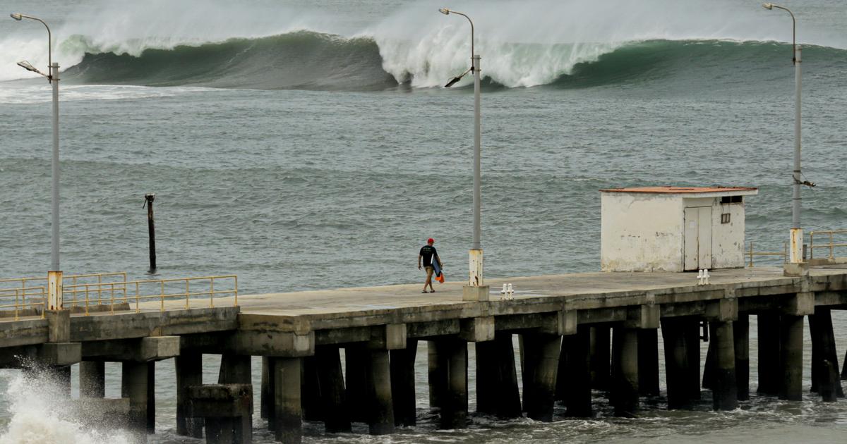 “Des vagues de quatre mètres” au Pérou et en Équateur : les images de la “houle anormale”