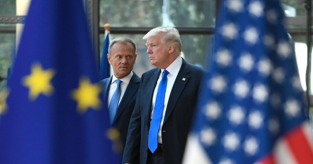 Le président du Conseil européen Donald Tusk (d) et le président américain Donald Trump (g) à Bruxelles le 25 mai 2017