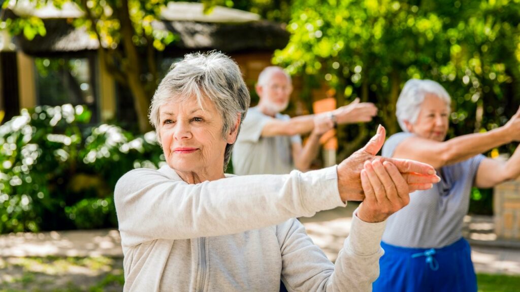 À 65 ans, voici combien d’années les femmes peuvent espérer vivre sans gros souci de santé