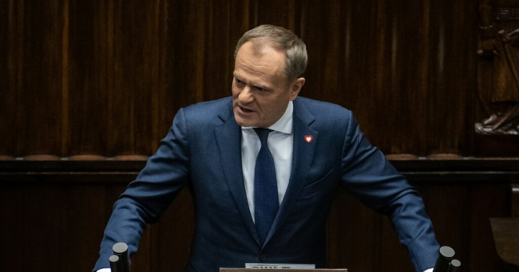 Le nouveau Premier ministre polonais, Donald Tusk, devant le Parlement, à Varsovie, le 11 décembre 2023