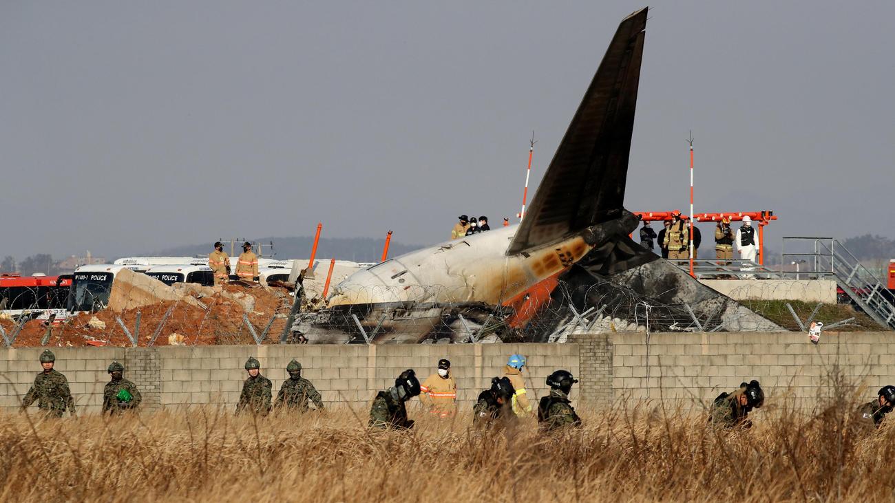 Flugzeugunglück in Südkorea : Südkorea prüft Zulässigkeit von Betonmauer am Flughafen Muan