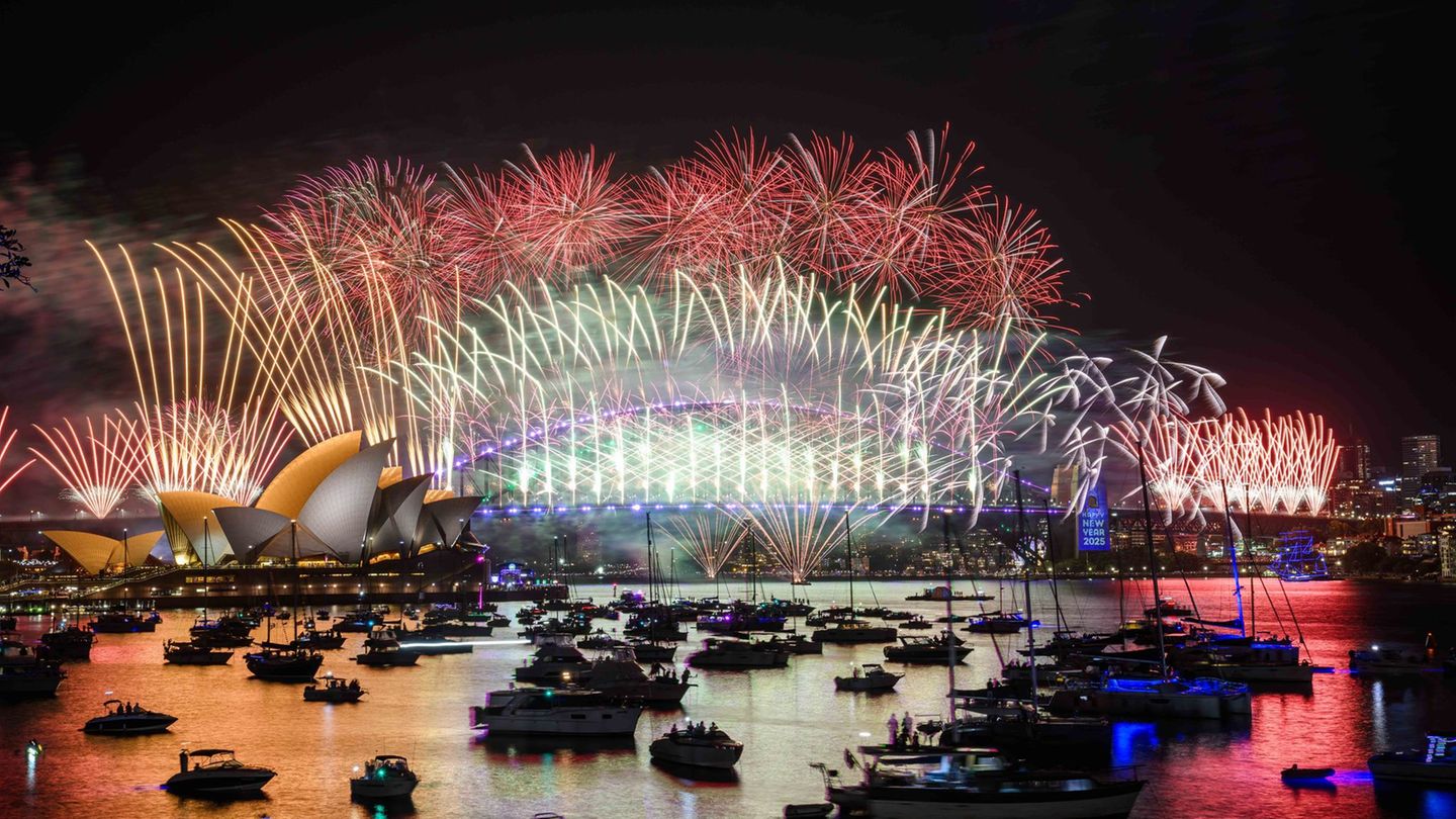 2025 ist schon da: Feuerwerk über dem Sydney Opera House und der Harbour Bridge. Foto: Bianca De Marchi/AAP/dpa