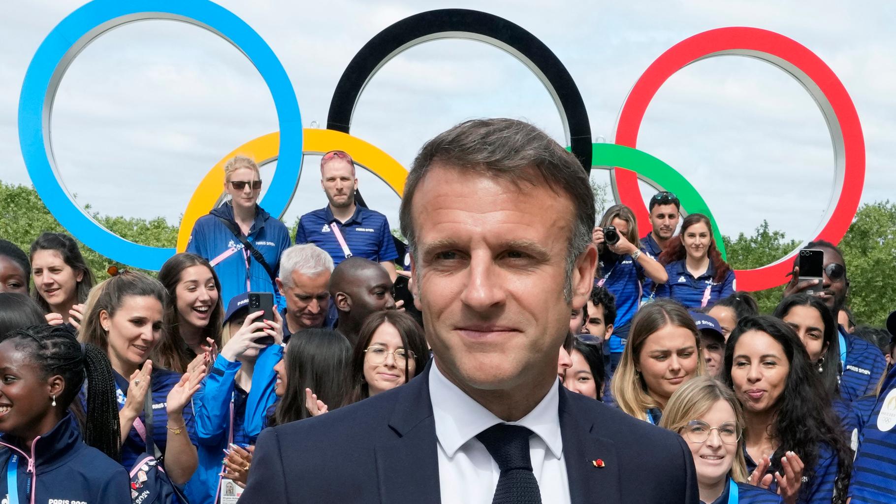 Macron ouvre ses voeux 2025 avec un best-of d’images de l’année, manière de ripoliner son bilan