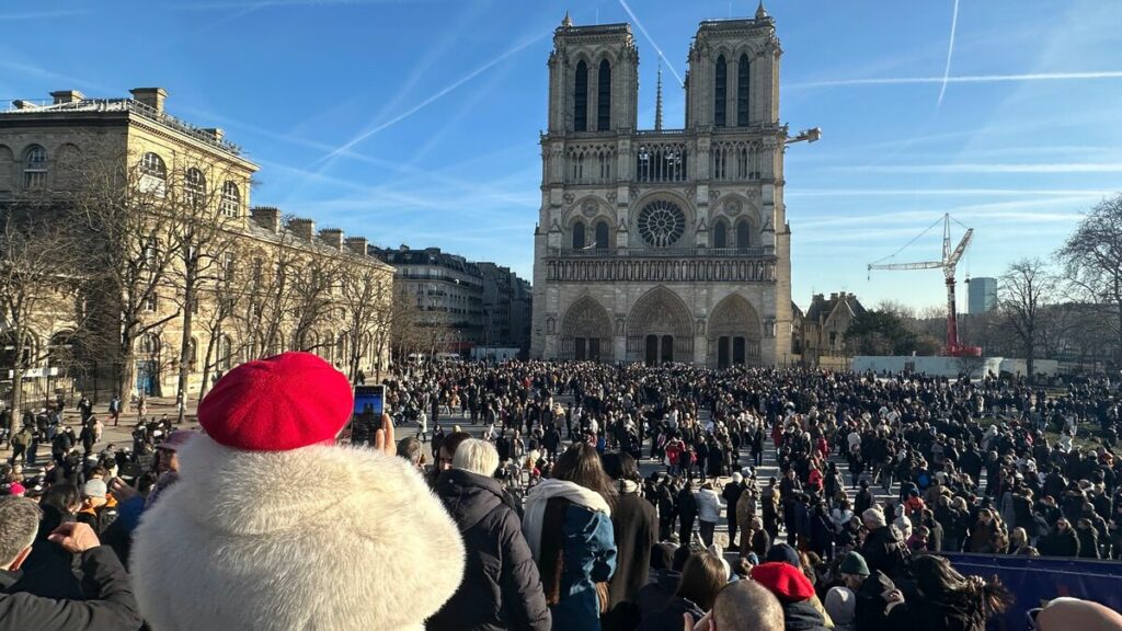 2 heures d’attente, fidèles gênés… Notre-Dame victime de son succès : « On est sur la capacité d’accueil maximale »