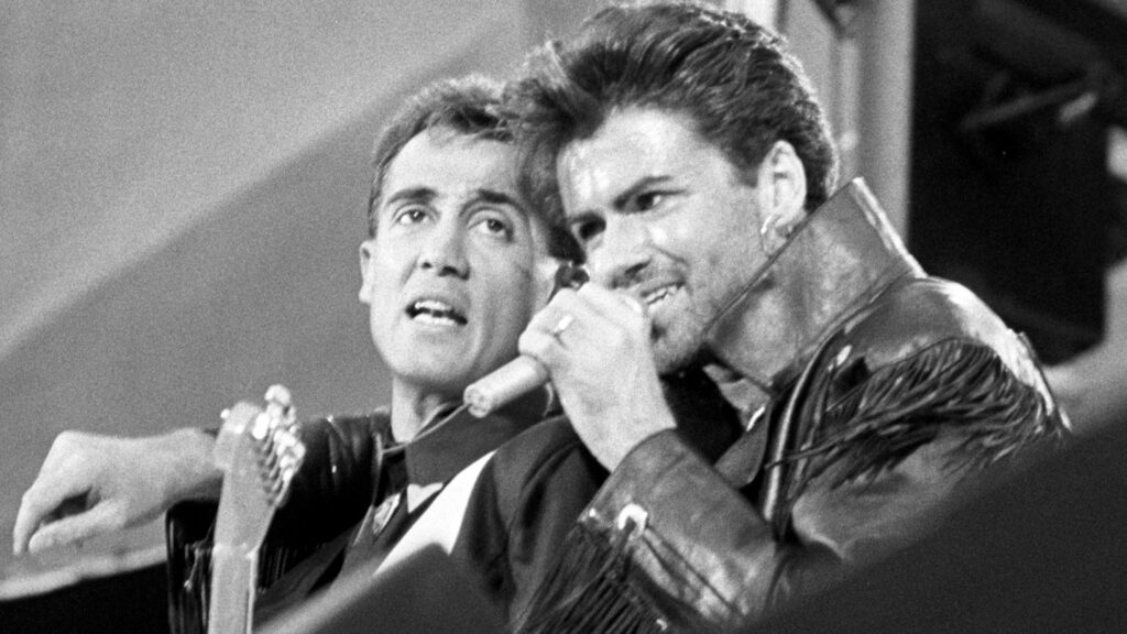 George Michael und Andrew Ridgeley von Wham singen "Last Christmas"