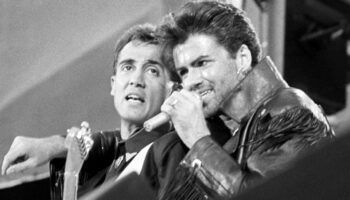 George Michael und Andrew Ridgeley von Wham singen "Last Christmas"