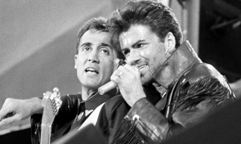 George Michael und Andrew Ridgeley von Wham singen "Last Christmas"