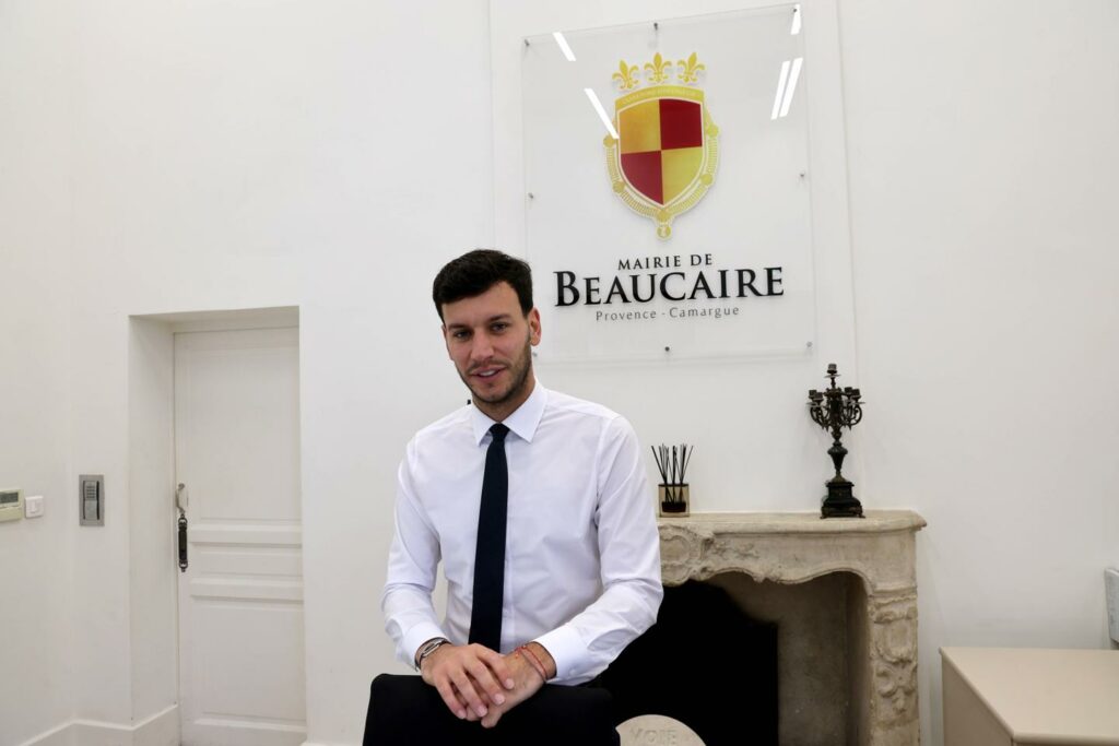 A Beaucaire, le maire RN défie le principe de laïcité en maintenant une crèche à l’hôtel de ville