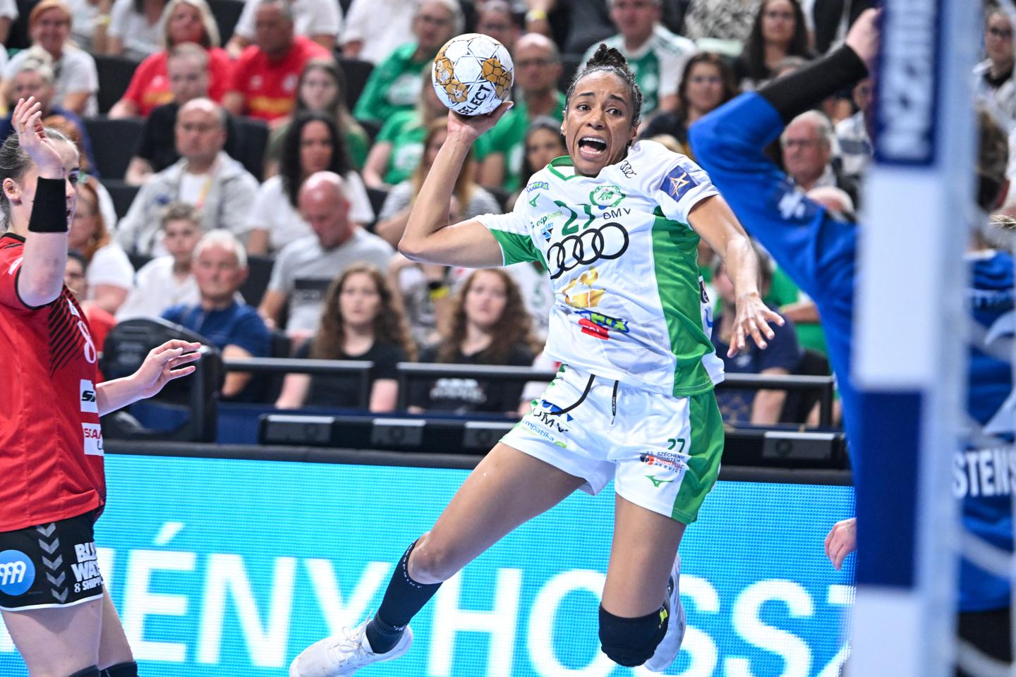 A Györ, au sein du « Real Madrid du handball », les Françaises touchent « le rêve d’une carrière »