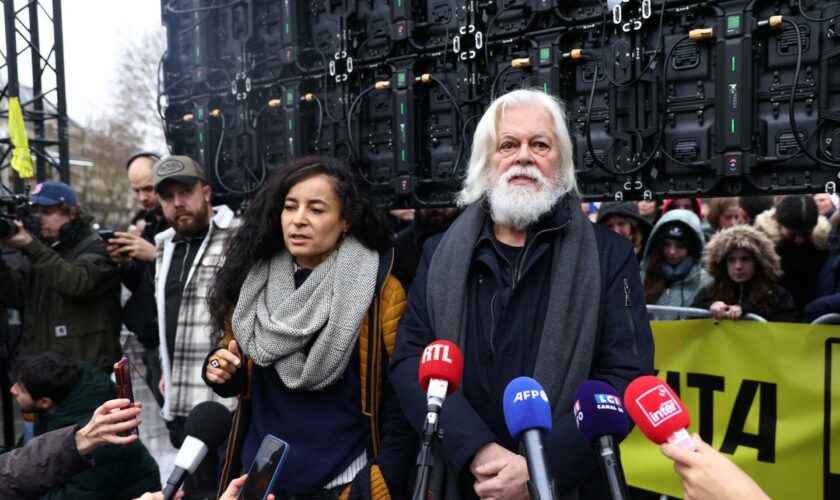 A Paris, Paul Watson se dit déterminé à « mettre fin à la chasse baleinière d’une manière ou d’une autre »