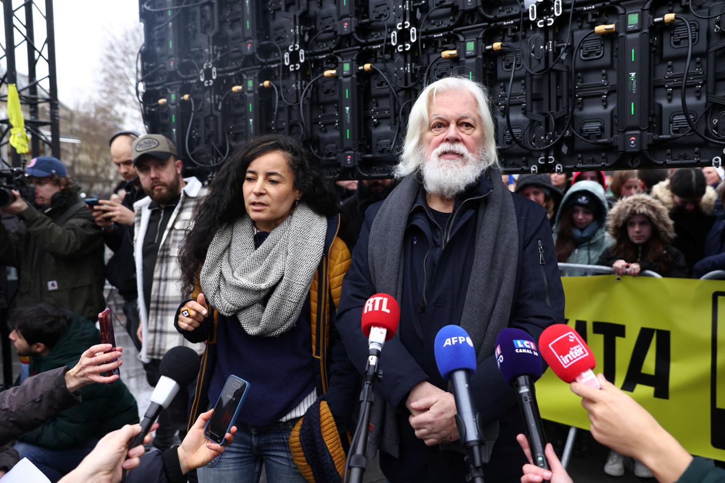 A Paris, Paul Watson se dit déterminé à « mettre fin à la chasse baleinière d’une manière ou d’une autre »