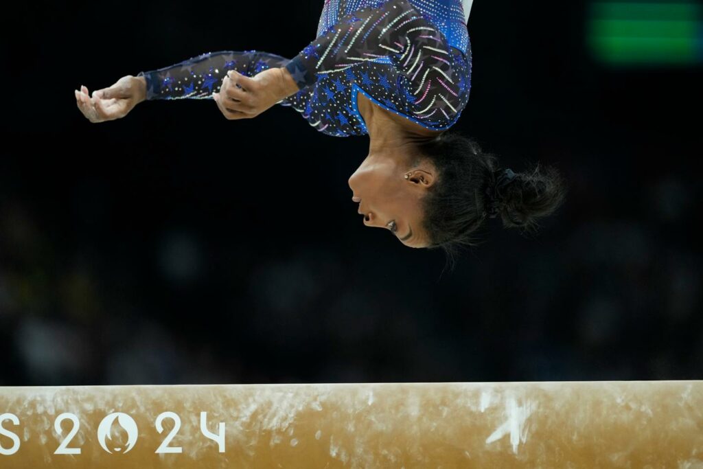 A l’Arena Bercy, trois nouveaux titres olympiques et une déclaration d’indépendance capillaire pour Simone Biles