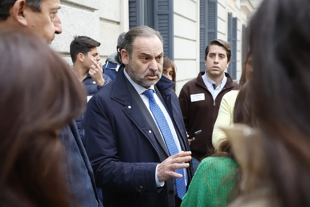 Ábalos, "tranquilo" en el Congreso a 24 horas de declarar en el Supremo: sostiene que no hubo "ninguna irregularidad" y va "con ganas"