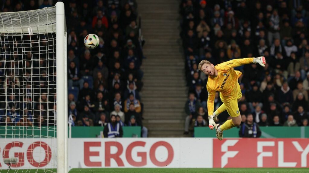 Sehenswertes Tor: Christopher Lannert trifft gegen Torwart Florian Müller zum 1:0 für Bielefeld. Foto: Friso Gentsch/dpa