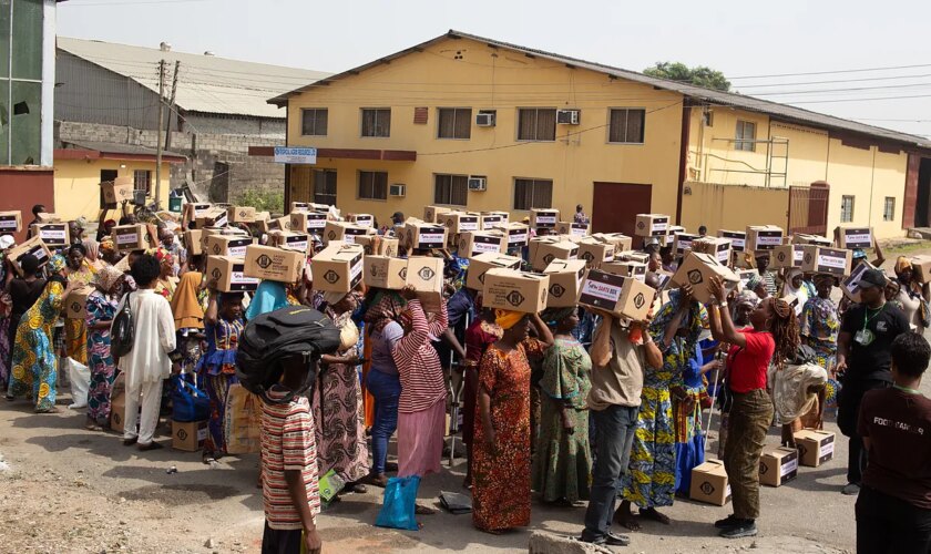 Al menos 32 muertos, incluidos cuatro niños, en dos estampidas durante dos repartos de alimentos en Nigeria