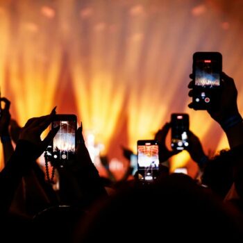 Appels vidéo, partage en direct… les salles de concert s’adaptent aux nouveaux usages des fans ultra-connectés