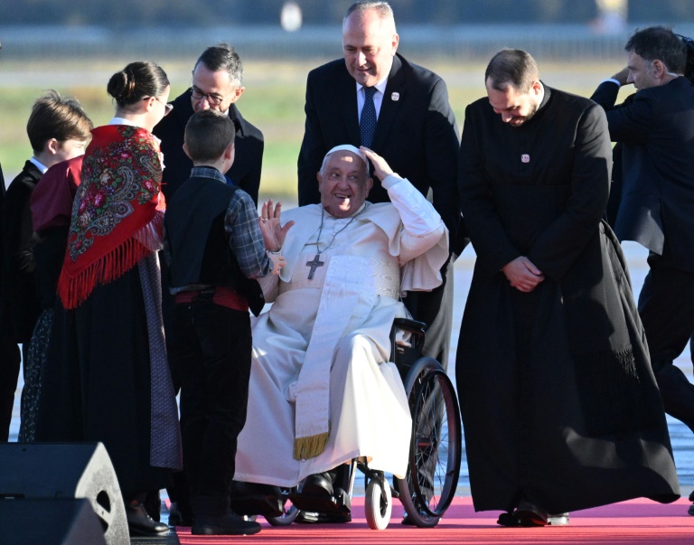 Après avoir snobé Notre-Dame de Paris: Le Pape arrivé en Corse pour une visite éclair historique