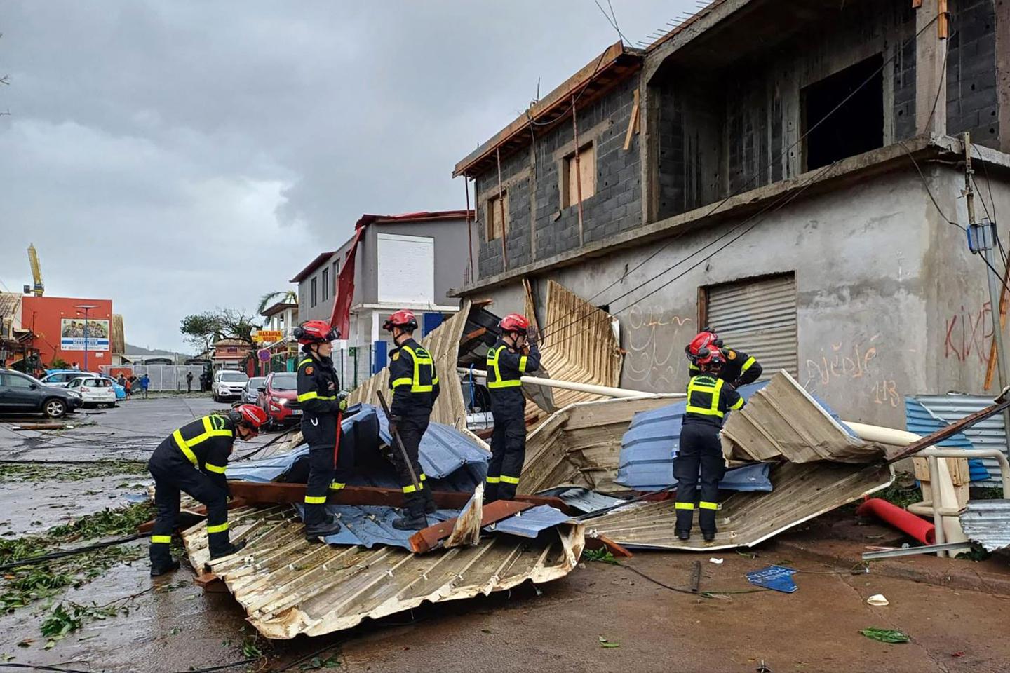 Après le passage du cyclone Chido à Mayotte, les habitants « prennent conscience de l’apocalypse »