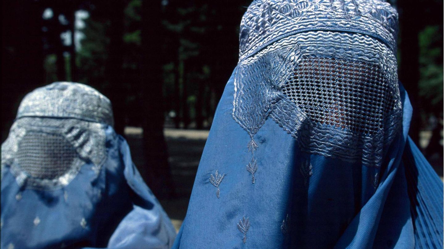 Zwei verschleierte Frauen in blauen Burkas in Afghanistan