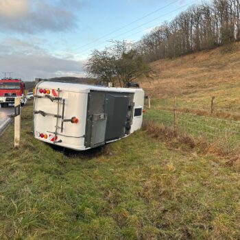 Attention ça glisse !: Un camion et une balayeuse "balayée" par le verglas