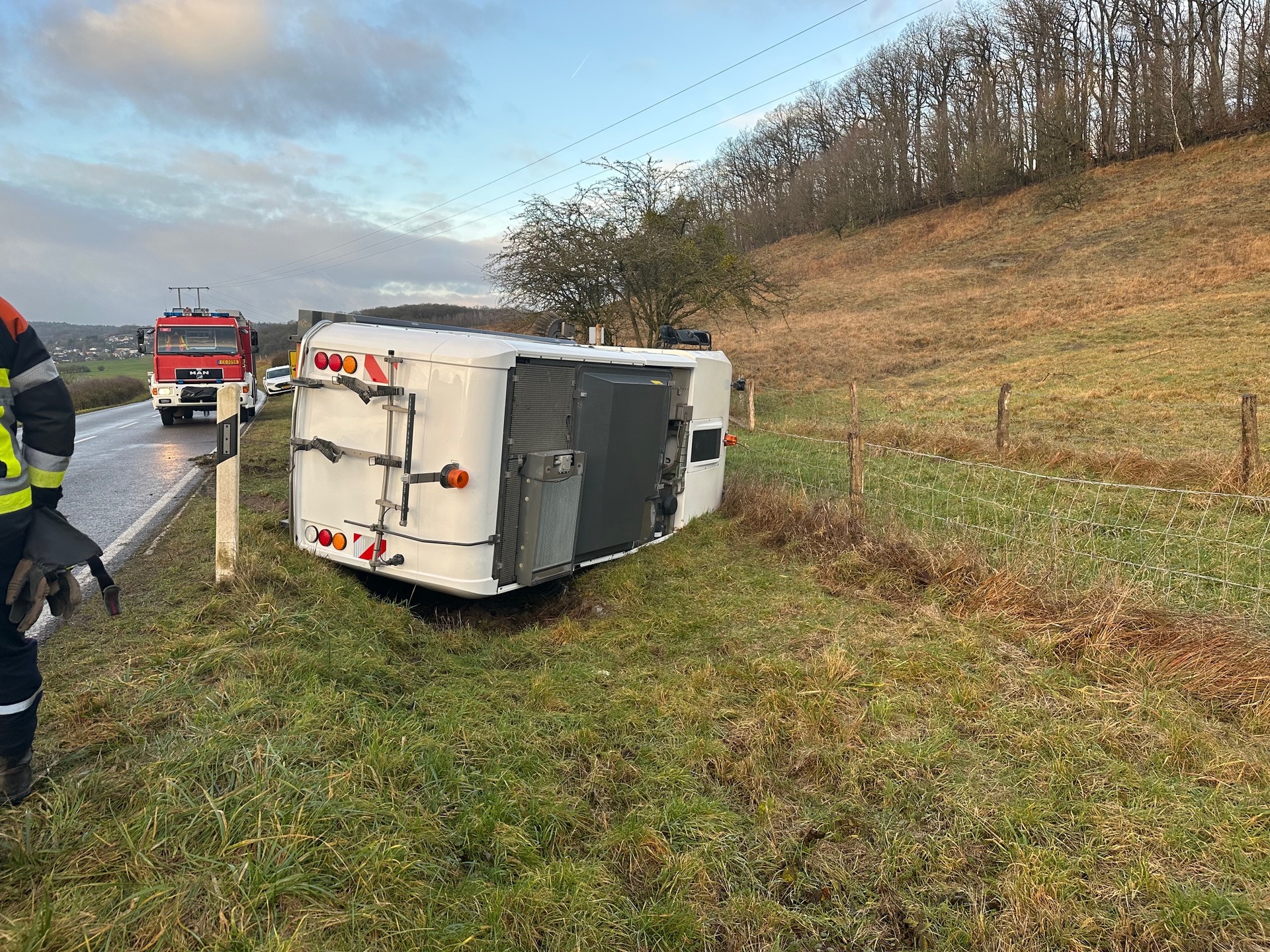 Attention ça glisse !: Un camion et une balayeuse "balayée" par le verglas