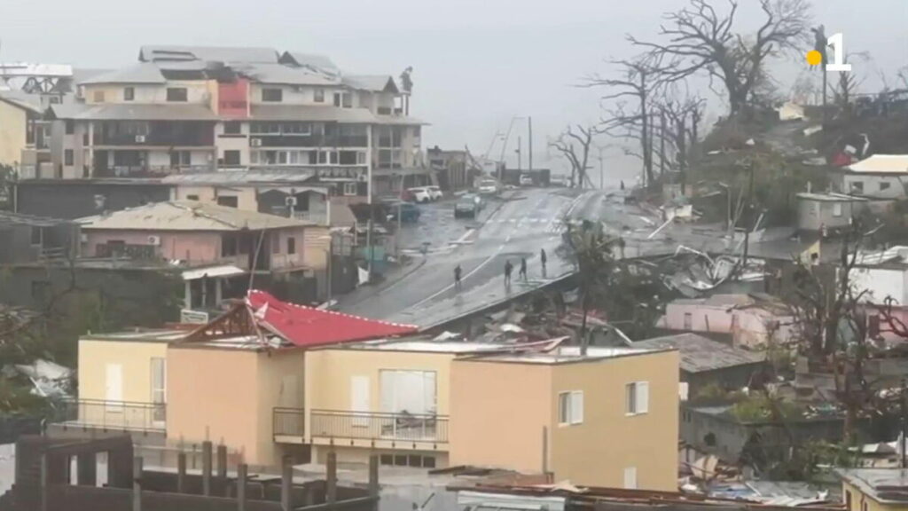 Au moins quatre morts, 15 000 personnes privées d’électricité… Le cyclone Chido a dévasté Mayotte